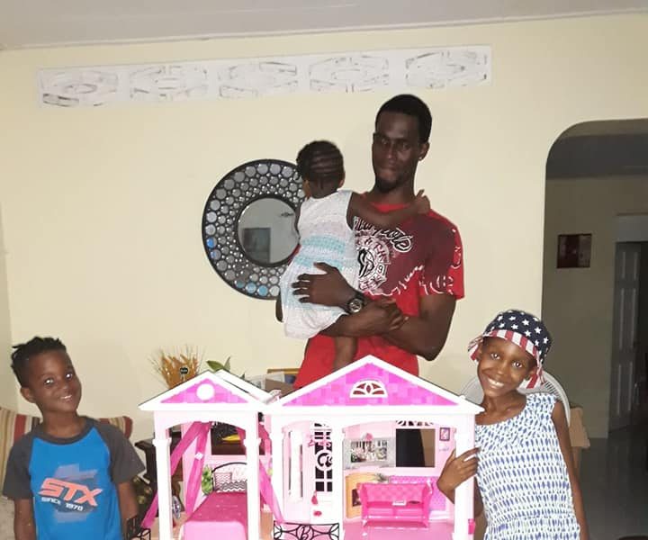 I wish to have 1 doll house with 2 dolls